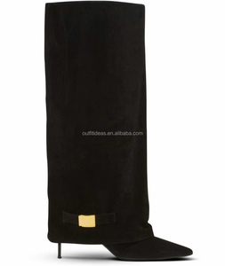 Bottes hautes pour femme en cuir de veau avec plaque dorée, talon aiguille, effet soufflet 95 mm, en daim UMA, à revers, style bottes au-dessus du genou - Product Image 1