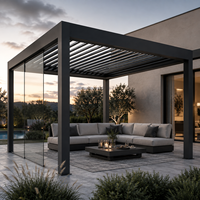 Pergola motorisée en aluminium sur mesure de luxe avec toit à lames orientables, écran en verre LED en option et accessoires d'extérieur