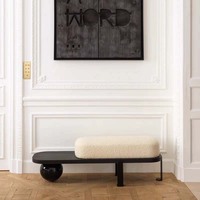 Banc de chambre à coucher de style moderne avec structure en bois massif et assise en laine, pouf ottoman pour entrée, salon ou chambre