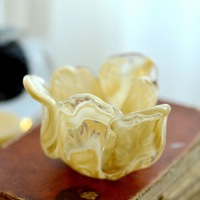 Tempat Lilin Kaca Amber Ramah Lingkungan Buatan Tangan dengan Kelopak Bunga untuk Dekorasi Rumah dan Penataan Meja di Natal.