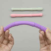 Jouet de paille à mâcher sans BPA congelable au lave-vaisselle jouet de dentition à tube creux en silicone souple pour nourrissons tout-petits 3-12 mois