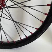 Jeu de roues robustes à rayons droits noirs 19x1.4 avec moyeu avant rouge et nipples rouges pour Surron Light Bee - Pièces de motocross