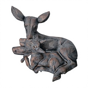 Escultura de Bronce de Cierva Madre Sentada con Cachorro para Decoración de Jardín o Granja, Estatua para Exteriores - Product Image 1
