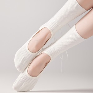 Chaussettes en coton antibactériennes antidérapantes absorbant la transpiration pour le yoga et le Pilates, avec détail ruban et empeigne exposée - Product Image 1