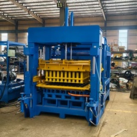 Ligne de production de blocs de béton entièrement automatique, pour pavés autobloquants, bordures et moules personnalisables.