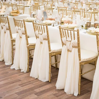 Chaises de mariage Chiavari abordables avec coussins dorés empilables, parfaites pour les événements et les fêtes