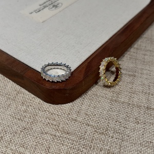 Anillo de Compromiso y Boda Dylam de Lujo Ligero con Corte Marquesa, Banda Eterna de 2.5x5mm, Moissanita de 0.2ct D VVS1 - Product Image 6