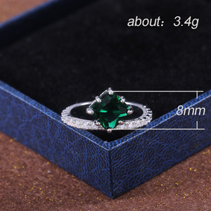 Anello con accento verde smeraldo da donna, minimalista ed elegante, accessorio da dito per feste, idea regalo - Product Image 5