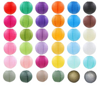 Lanternes en papier colorées, décorations d'extérieur disponibles dans une variété de couleurs pour les mariages et les fêtes
