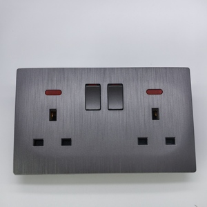 Plaque frontale grise à double <span class=keywords><strong>prise</strong></span> britannique <span class=keywords><strong>prise</strong></span> murale 2 gangs 13 ampères <span class=keywords><strong>prise</strong></span> de courant commutée <span class=keywords><strong>pour</strong></span> le marché anglais/africain - Product Image 1