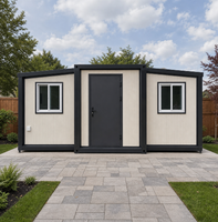 Maison conteneur pliable extensible beige à grain de bois avec cadre noir et fenêtres coulissantes pour maison d'hôtes de jardin