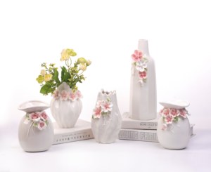 Jarrón de Cerámica Esmaltada Blanca con Flores 3D Rosadas para Decoración del Hogar, Marca BUYIT - Product Image 5