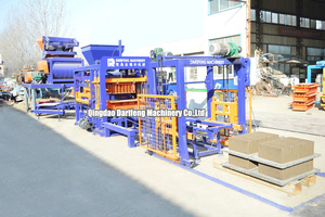 Machine de fabrication de blocs de pavé creux QT4-15 à pression hydraulique, fonctionnement automatique, <span class=keywords><strong>pompe</strong></span> à moteur pour machines à blocs emboîtables - Product Image 3