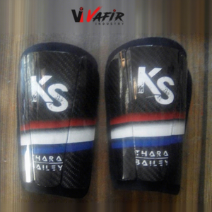 Protège-tibias de football de qualité supérieure en fibre de carbone, couleur et logo personnalisables - Product Image 1