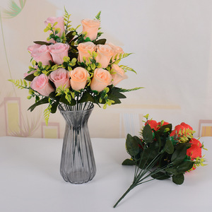 Rose Artificiali Fatte a Mano con Foglie di Seta Verde Morbide e Rami Multipli per Decorazioni Matrimoniali e Bouquet - Vendita Diretta dalla Fabbrica - Product Image 4
