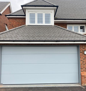 Porte de <span class=keywords><strong>garage</strong></span> <span class=keywords><strong>sectionnelle</strong></span> en acier peint, bleu clair, à panneaux plats, isolée, <span class=keywords><strong>motorisée</strong></span>, antivol, télécommandée, pour maison en briques - Product Image 1