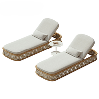 Chaise longue contemporaine en rotin tressé pour l'extérieur avec coussin moelleux pour villa, restaurant, piscine, jardin, plage, terrasse