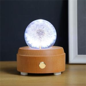 Altavoz Bluetooth con Bola de Cristal de Diente de León Preservado, Flor Eterna Real en <span class=keywords><strong>Esfera</strong></span> de Resina Epoxi con Luz LED de Colores sobre Base de Madera - Product Image 1