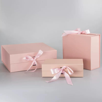 Boîte cadeau portable à couvercle rabattable, en carton gaufré magnétique, imprimée multicolore, recyclable, avec doublure en éponge, pour chaussures et vêtements