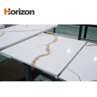 Dalle de pierre reconstituée en quartz blanc Calacatta sur mesure, plan de travail de luxe pour salle de bain de villa