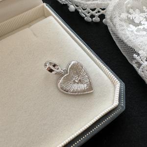 Pendentif en argent pur S925, cœur brossé à l'italienne, design de luxe médiéval, bijou de niche léger, cool, doux, premier composant - Product Image 1