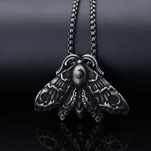 Pendentif pour homme en acier au titane <span class=keywords><strong>de</strong></span> style occidental avec éléments du dieu <span class=keywords><strong>de</strong></span> <span class=keywords><strong>la</strong></span> <span class=keywords><strong>mort</strong></span>, du <span class=keywords><strong>papillon</strong></span> et du crâne | Bijoux <span class=keywords><strong>de</strong></span> mode punk gothique - Product Image 1