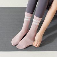 Chaussons antidérapants pour femmes pleine longueur, épais Barre athlétique Pilates Sports Gym Grip Terry Tube Crew Chaussettes Logo personnalisé