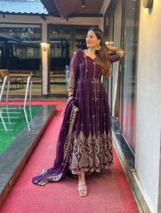 Nouvelle collection de costumes Anarkali dans un nouveau style fantaisie, costumes Anarkali pour les fêtes, derniers costumes Anarkali de créateurs pour les fournisseurs en gros - Product Image 3