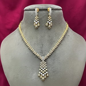 Collier exclusif de qualité avec finition dorée et boucles d'oreilles pour mariage et fête pour femmes - Product Image 1