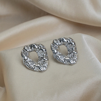 Boucles d'oreilles clous X&L en acier inoxydable étanche plaqué or 18 carats, motif cercle creux, bijoux de charme populaires pour femmes, mode quotidienne
