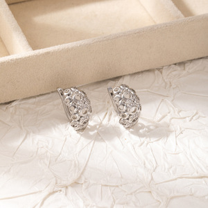 Pendientes EKA-178 de Oro con Circonita Redonda en Forma de U, Pendientes de Moda para Mujer, Joyería Elegante para Otoño e Invierno - Product Image 3