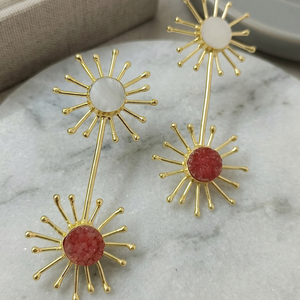 Boucles d'oreilles pendantes élégantes et luxueuses avec des accents de pierres de druzy rose et de nacre blanche, plaquées or 18 carats, pour les occasions de mariage et de fête - Product Image 3