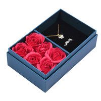 Boîte-cadeau d'emballage de bijoux en forme de fleur de savon rose avec couvercle rigide et base avec fenêtre transparente