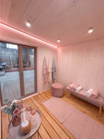 Sauna de luxe en bois préfabriqué modulaire avec revêtement en bois, éclairage ambiant LED et grande fenêtre d'angle en verre