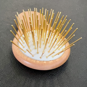 Cepillo de pelo Gua Sha chapado en oro de 18K con aguja de 24K Mini masajeador de cuero cabelludo Airbag de madera ergonómico para niños para crecimiento portátil de caspa - Product Image 4