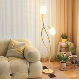 Vente en gros de <span class=keywords><strong>lampadaire</strong></span> de style crème lampe de table de chevet créative tulipe salon chambre lampe de plancher d'ambiance verticale - Product Image 1