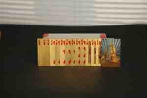 أوراق لعب ذهبية بتصميم الدولار رائجة البيع، بطاقات بوكر لامعة لمجموعات السفر والترفيه والأنشطة الليلية الراقية - Product Image 3