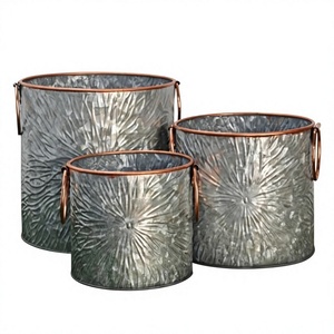Ensemble de jardinières en métal style rustique, pots à fleurs et bacs à plantes en fer forgé, décoration de jardin champêtre, jardinières et seaux rustiques - Product Image 1