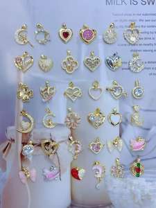 Vente en gros de pendentifs en forme de cœur en cristal rose plaqué or 18 carats, collection de charmes romantiques en forme de cœur de fleur et de planète pour <span class=keywords><strong>la</strong></span> fabrication de colliers en DIY - Product Image 4