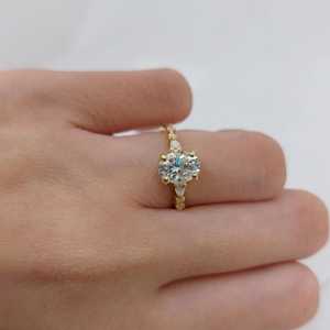 แหวนหมั้นมอสซาไนต์ทรงวงรีวินเทจสำหรับผู้หญิง แหวนมอสซาไนต์ทรงวงรีประดับแบบคลัสเตอร์ แหวนทองคำแท้สำหรับโอกาสพิเศษและวันครบรอบ - Product Image 3