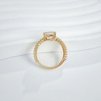 Bagues de fiançailles classiques en or jaune 18 carats avec diamant de laboratoire taille émeraude, simples et élégantes, pour femmes, avec bande de bague en diamant de laboratoire.