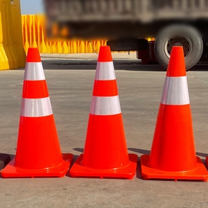 Cônes de signalisation routière réfléchissants rouges en PVC de 700 mm pour une visibilité élevée sur la route - Product Image 2