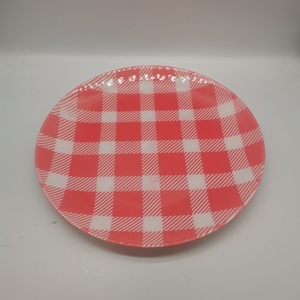 Assiettes en plastique transparentes à motif écossais, peintes par pulvérisation - 100 pièces MOQ 3 couleurs (orange/rouge/noir-blanc) pour la maison et les banquets - Product Image 1