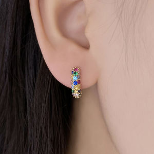 Aros Redondos Chapados en Oro de 18K al por Mayor, Aros Huggies Personalizados de Moda con Circonita Cúbica Incrustada, Hipoalergénicos - Product Image 2