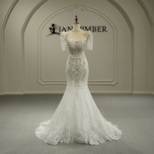 Robe de mariée moderne haut de gamme Gt26047, nouvelle collection, en dentelle artisanale, dos nu, amincissante, ornée de perles, avec traîne chapelle. - Product Image 1