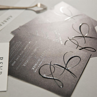 Invitations de mariage noires uniques avec monogramme imprimé UV, papier artistique et enveloppes estampées à chaud