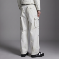 Pantalones Cargo Parachute de Pierna Ancha para Hombre, Blancos con Lavado Desgastado, Detalle de Cremallera, Bolsillos con Solapa, Cintura con Botones, Estilo Urbano, Logotipo Personalizado