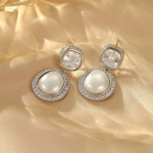 Pendientes Geométricos de Circonia Estilo Retro Francés para Mujer, Joyería de Cobre de Alta Gama, Nueva Tendencia, con Perla, Hechos a Mano, Modernos - Product Image 6