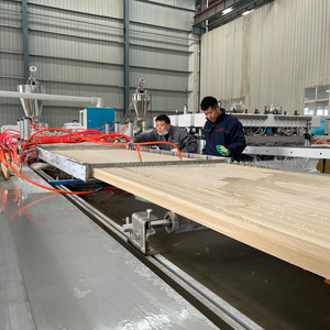 Ligne de production d'extrusion de panneaux de porte en <span class=keywords><strong>PVC</strong></span> WPC en Chine, machine de fabrication de portes à âme creuse, usine - Product Image 2