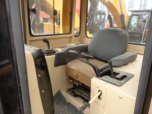 Bulldozer sur chenilles hydraulique Caterpillar CAT D5M d'occasion avec moteur diesel et boîte de vitesses 70 CV, capacité de bulldozing de 4,5 m, à vendre - Product Image 6